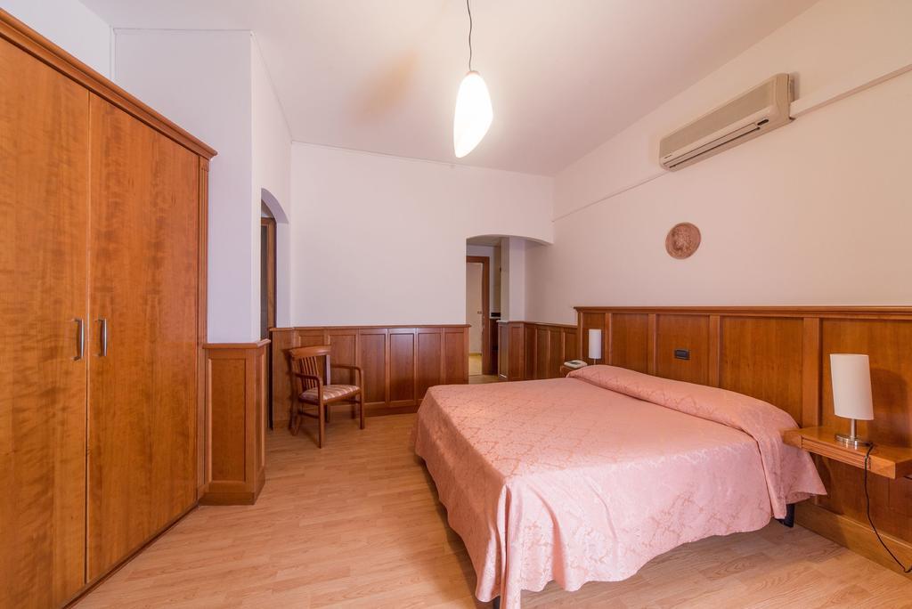 Hotel Del Camerlengo Fara San Martino Rum bild